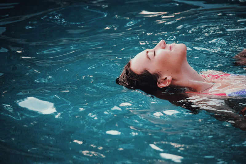 Frau beim Schwimmen - die Freiheit mit Kontaktlinsen von Pöhlemann